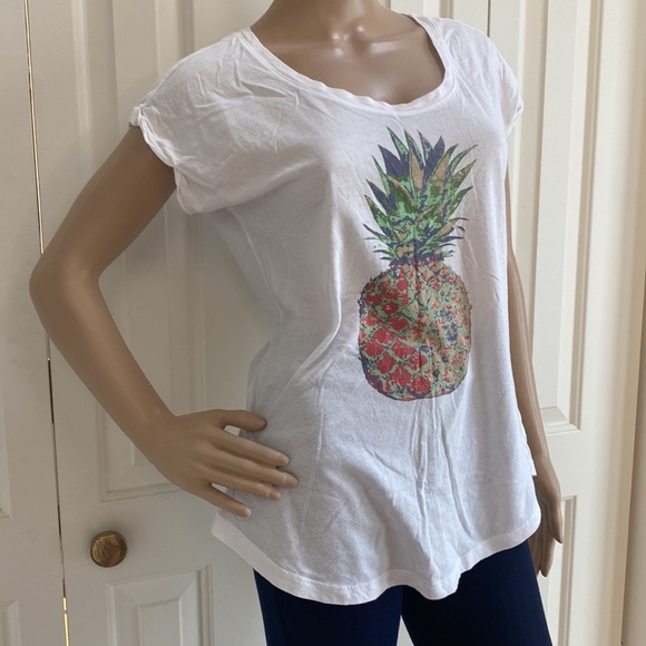 Recycled Karma Womens L Pineapple White Tee. Scoop bottom. So cute. - Picture 4 of 10